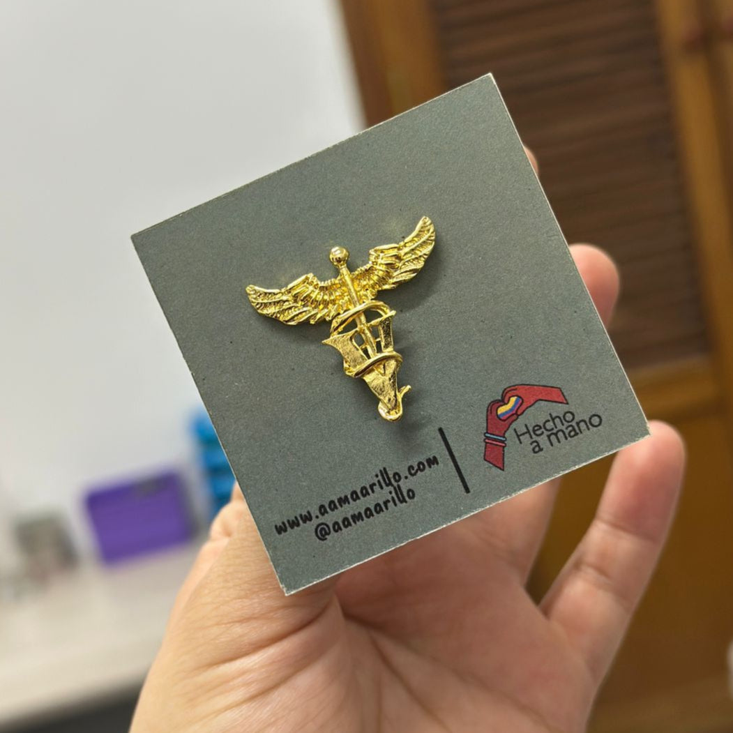 Pin logo veterinaria / Oro