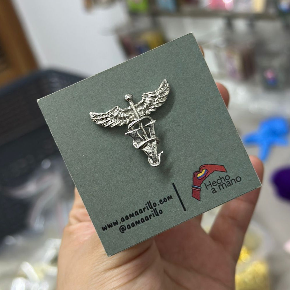 Pin logo veterinaria / Plateado