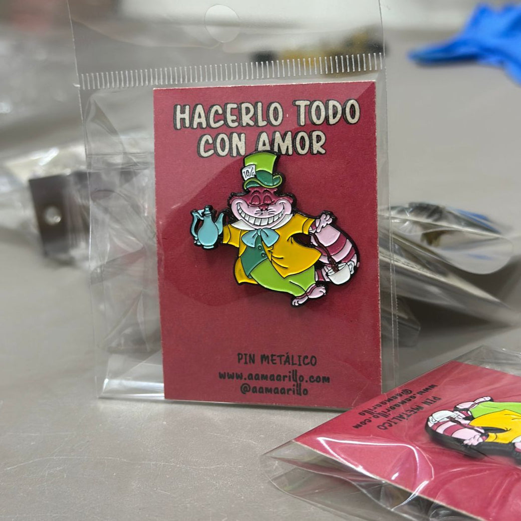 Pin Gato de Cheshire o Gato Risón con traje - Alicia en el país de las maravillas