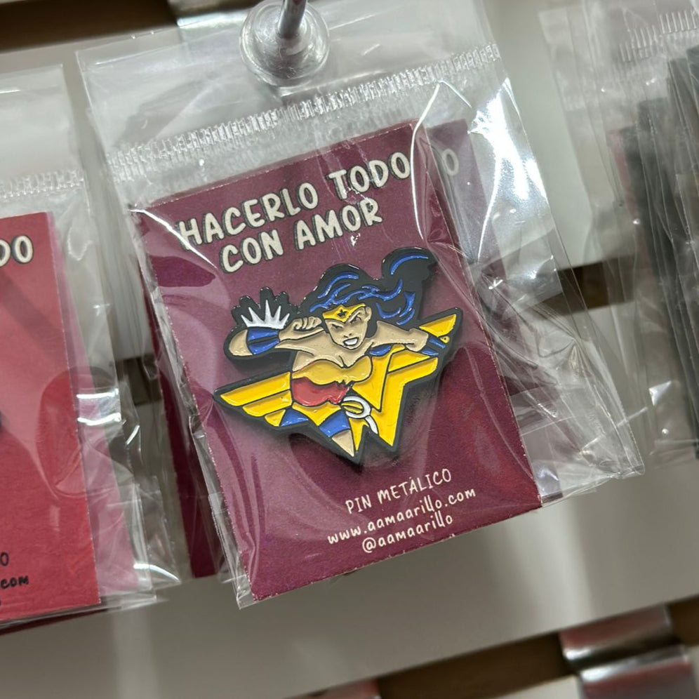 Pin mujer maravilla logo completo