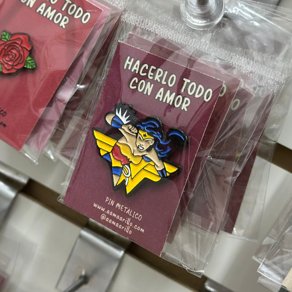 Pin mujer maravilla logo completo