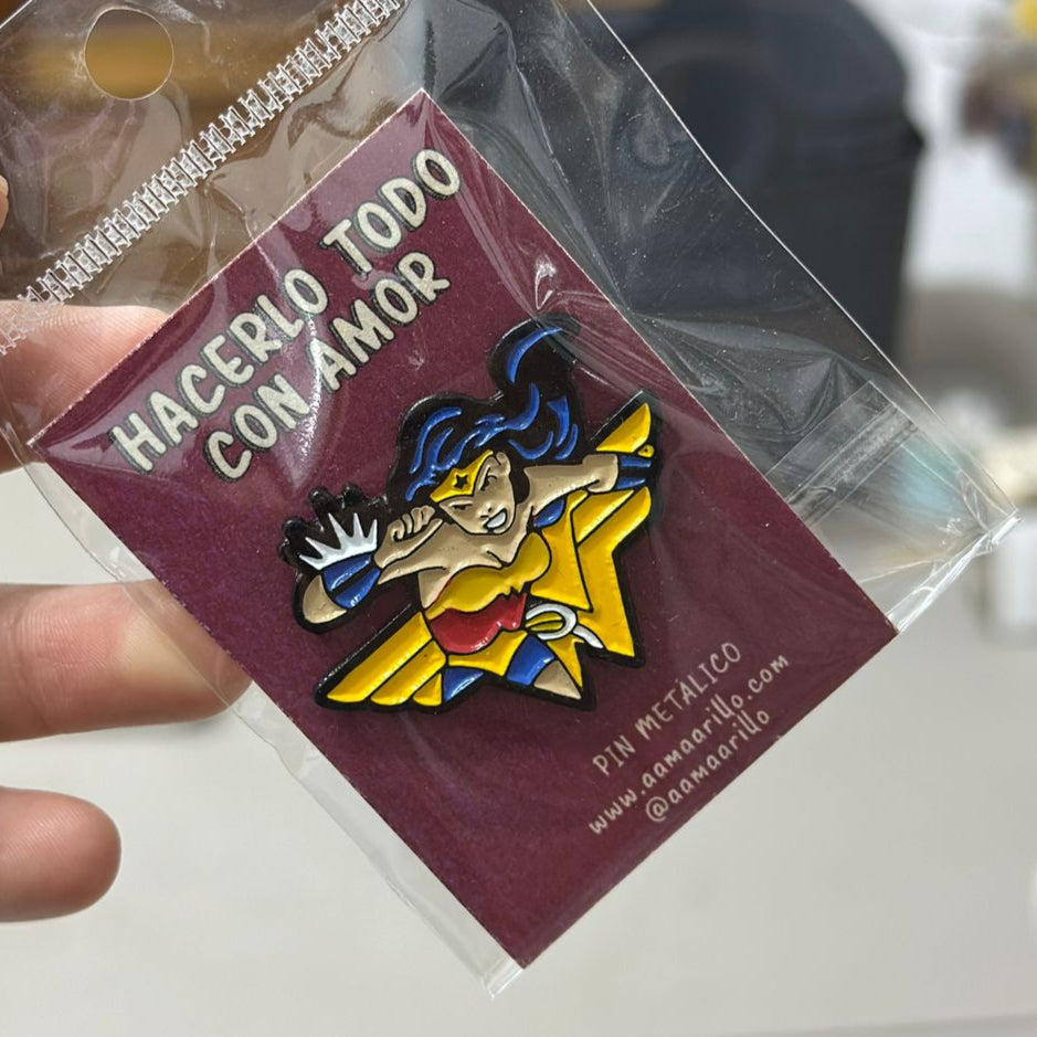 Pin mujer maravilla logo completo