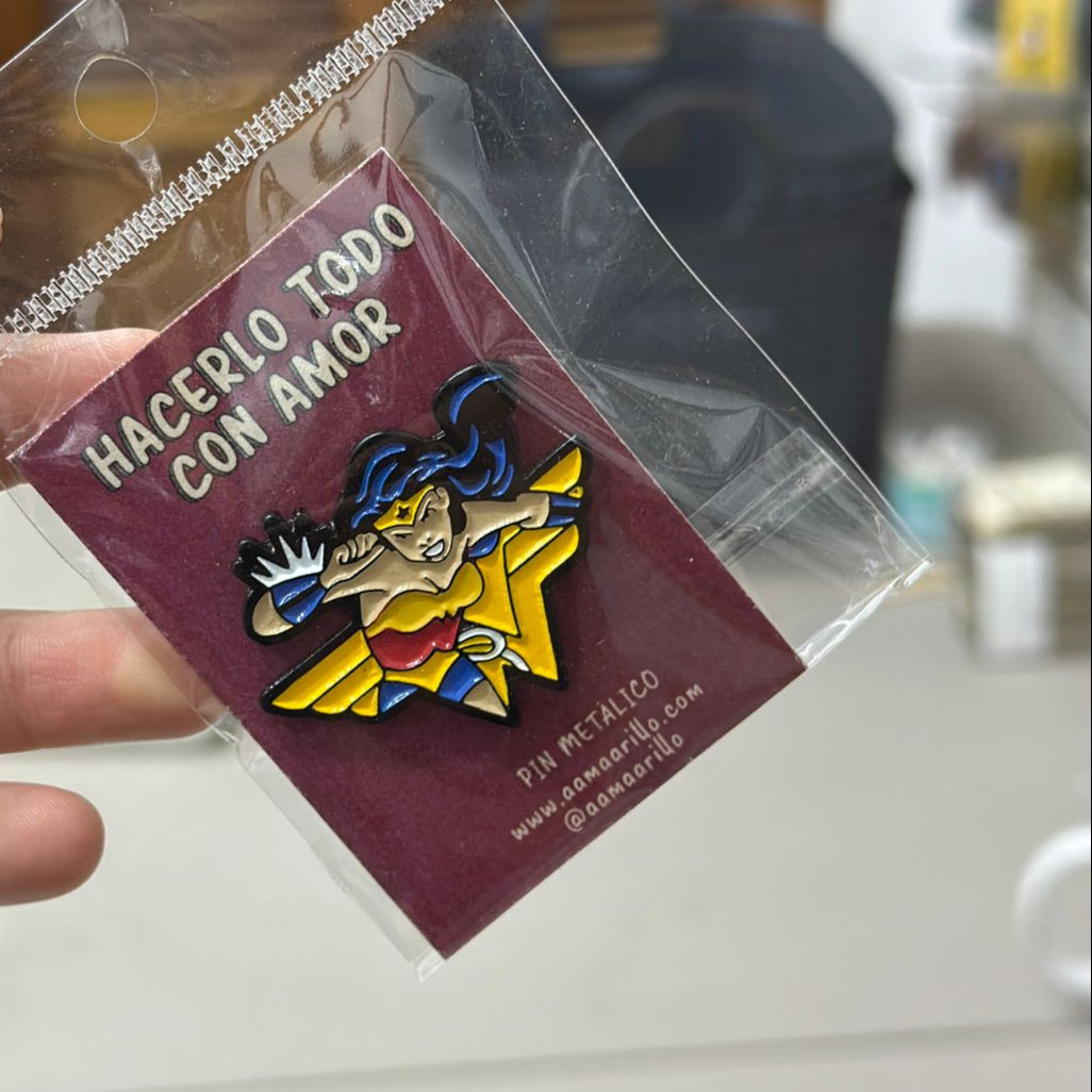 Pin mujer maravilla logo completo