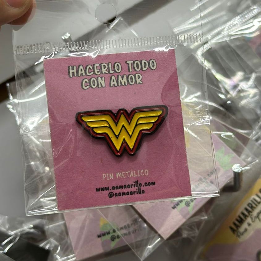 Pin logo mujer maravilla