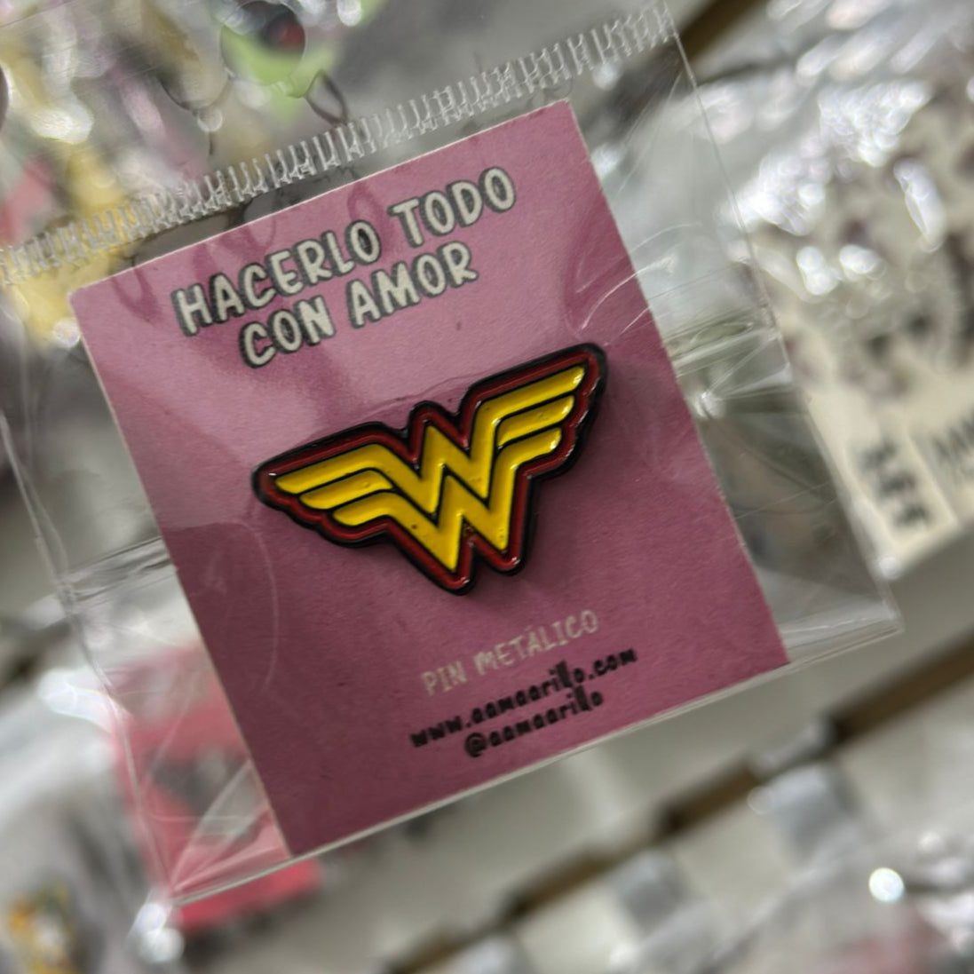 Pin logo mujer maravilla