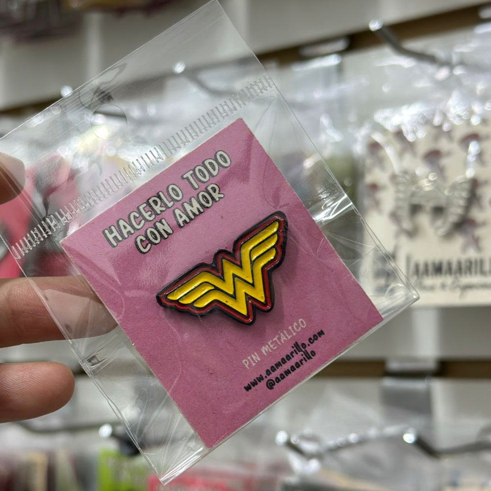 Pin logo mujer maravilla