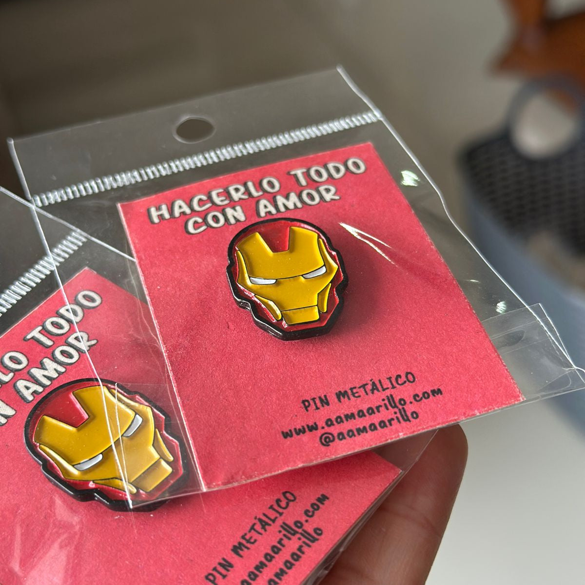Pin Iron man logo