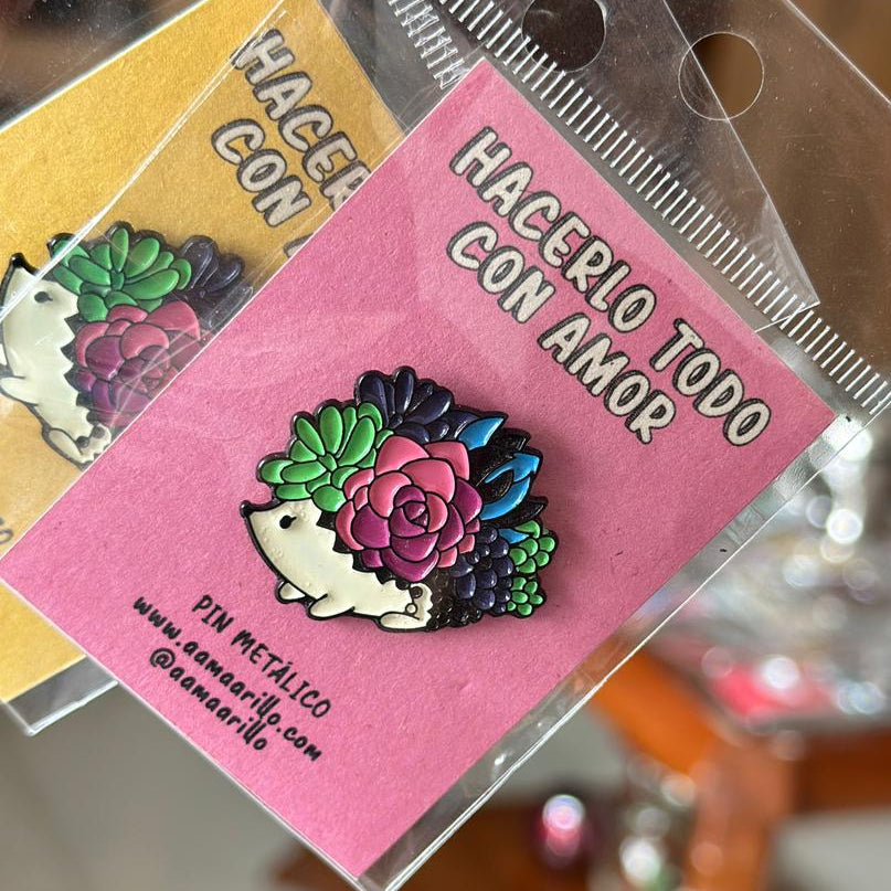 Pin cuerpo espín florecido