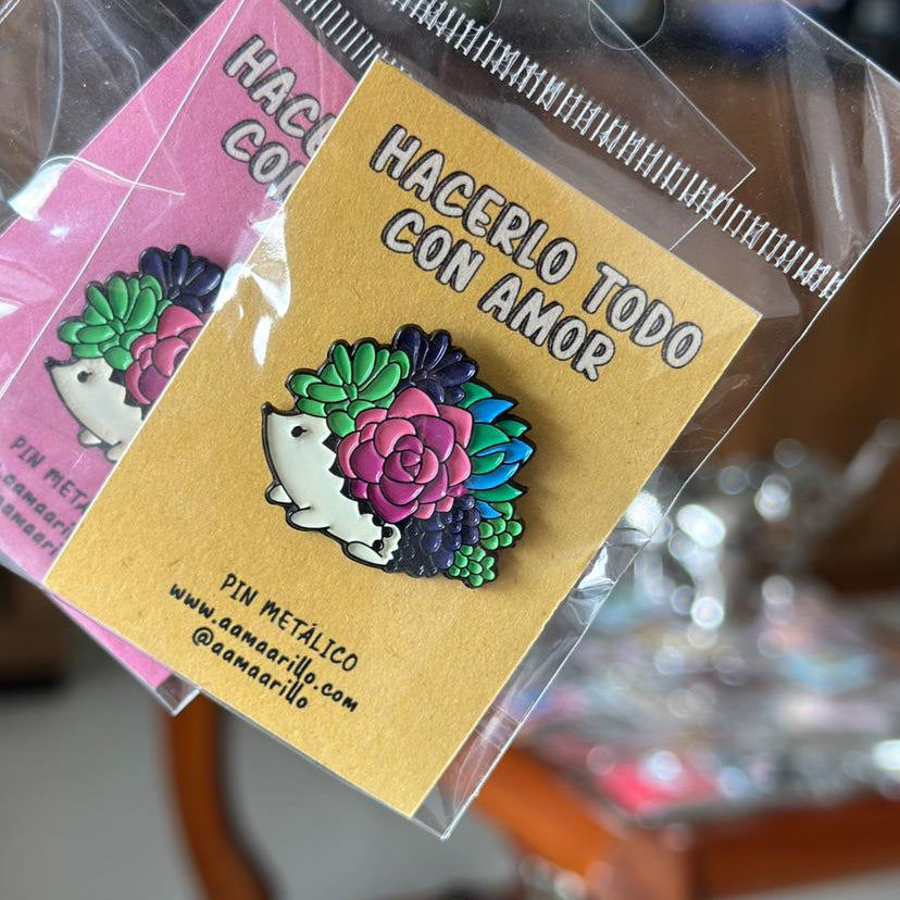 Pin cuerpo espín florecido