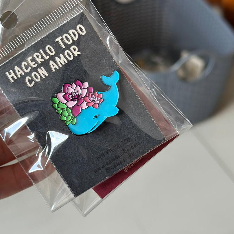 Pin ballena florecida