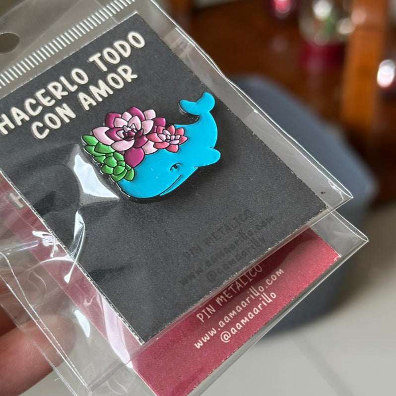 Pin ballena florecida