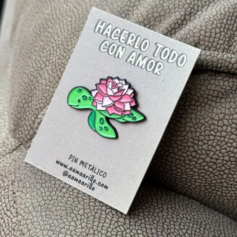 Pin tortuga florecida