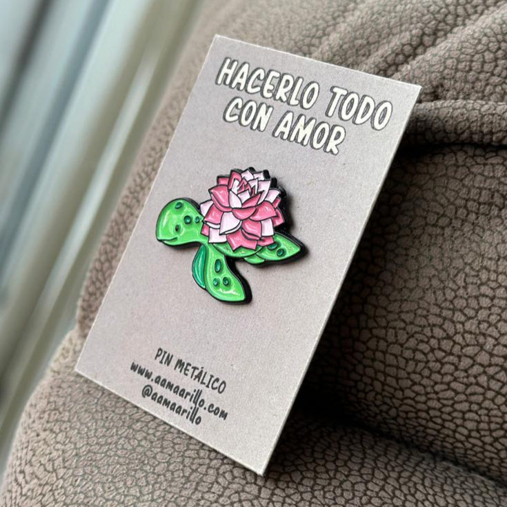 Pin tortuga florecida