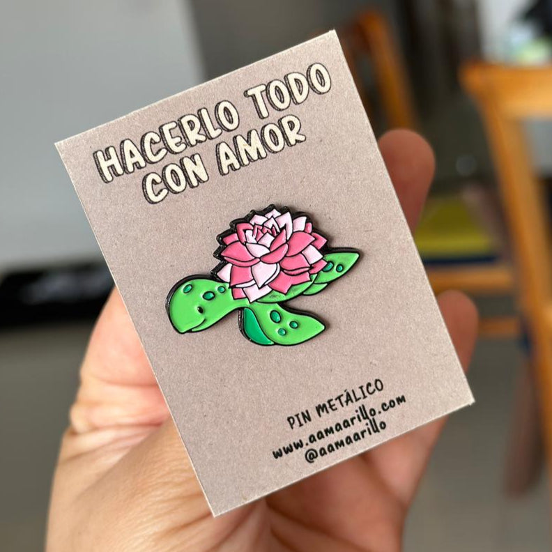 Pin tortuga florecida
