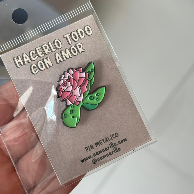 Pin tortuga florecida