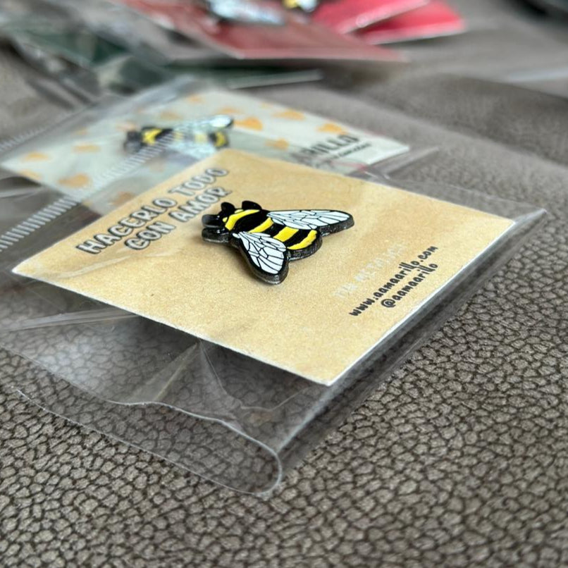 Pin abeja pequeña, detallada