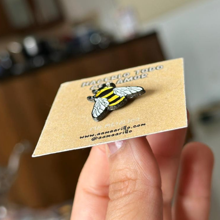 Pin abeja pequeña, detallada