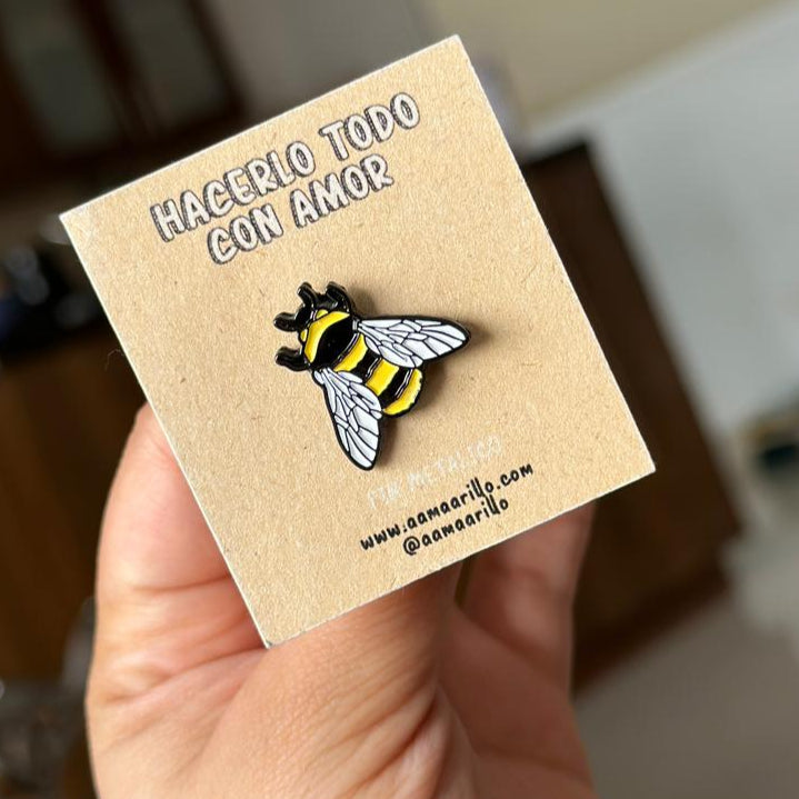 Pin abeja pequeña, detallada