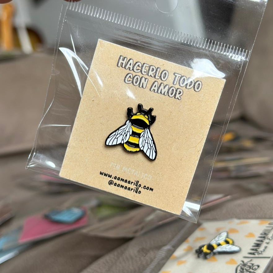 Pin abeja pequeña, detallada