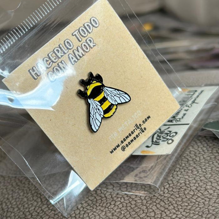 Pin abeja pequeña, detallada