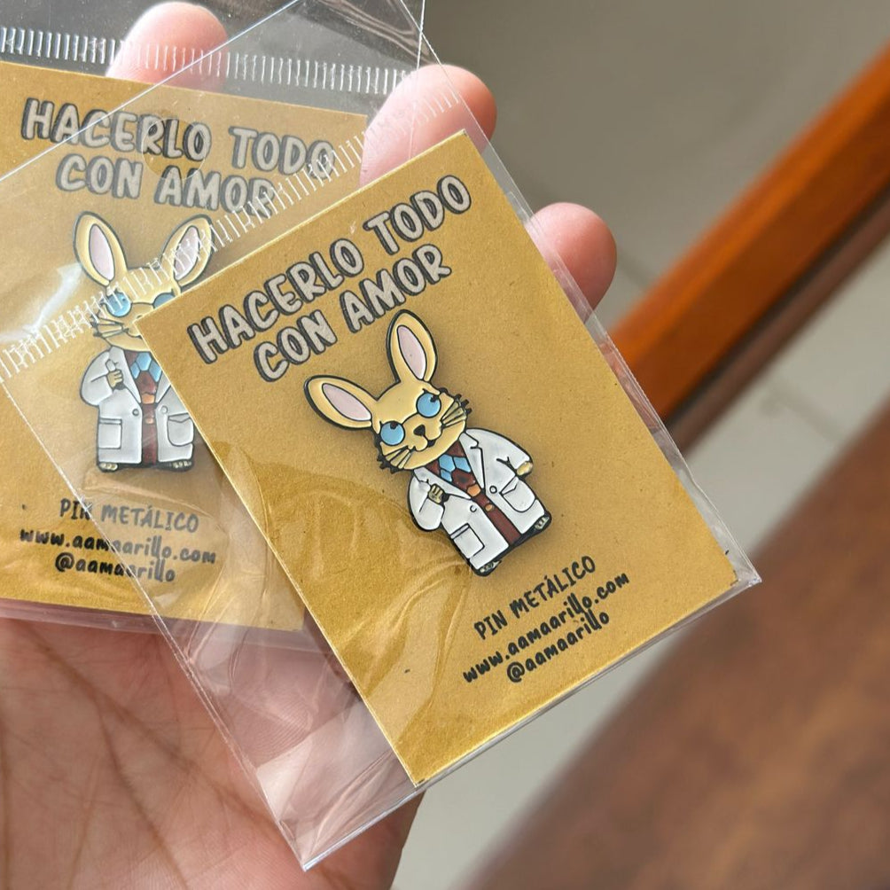 Pin conejo pelaje amarillo bata doctor