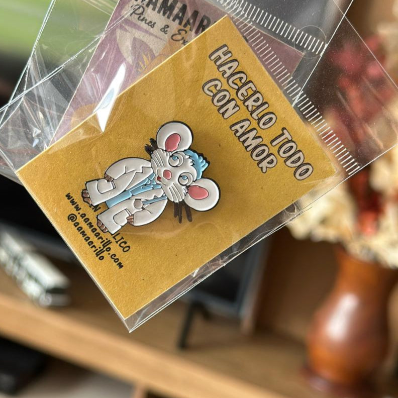 Pin ratón medico ojos azules