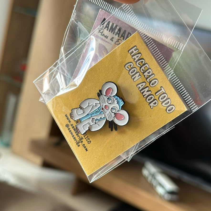 Pin ratón medico ojos azules