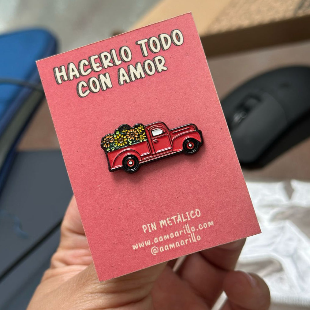 Pin carrito rojo florecido