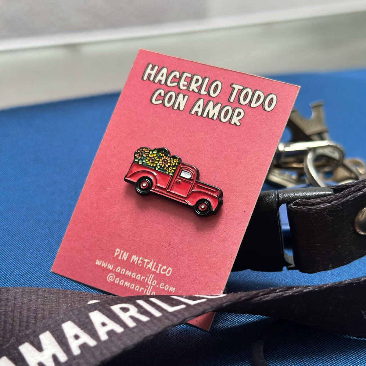 Pin carrito rojo florecido