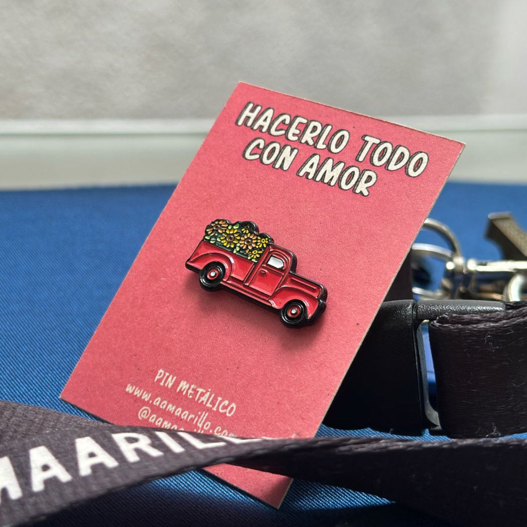 Pin carrito rojo florecido