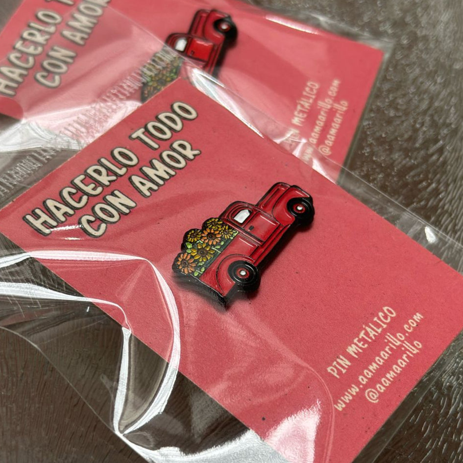 Pin carrito rojo florecido