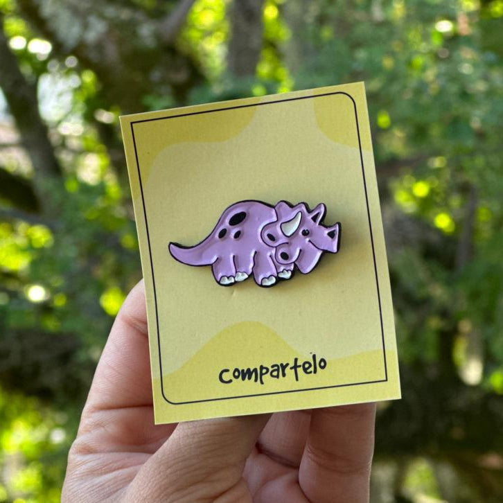 Pin dinosaurio morado