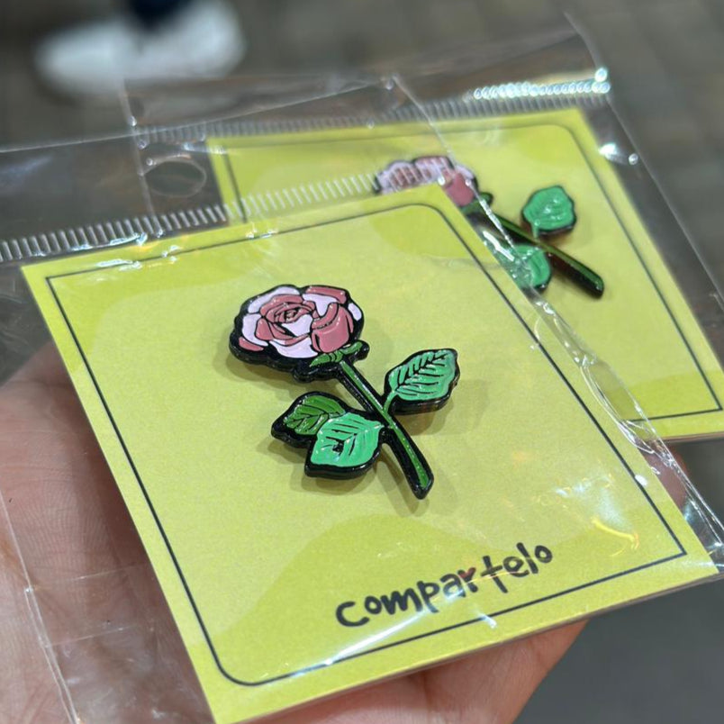 Pin rosa completa pétalos verdes