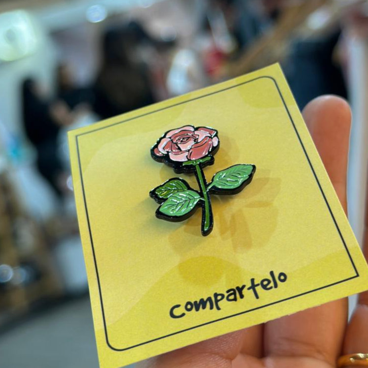 Pin rosa completa pétalos verdes