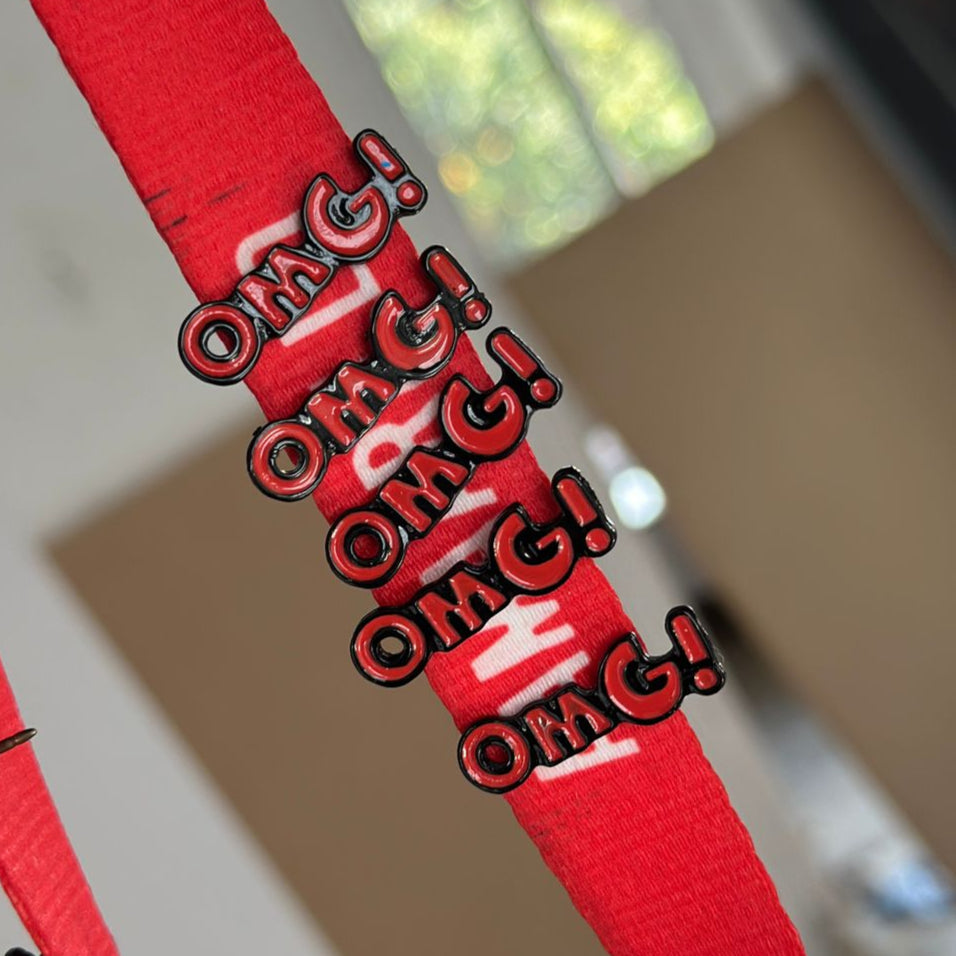 Pin OMG rojo