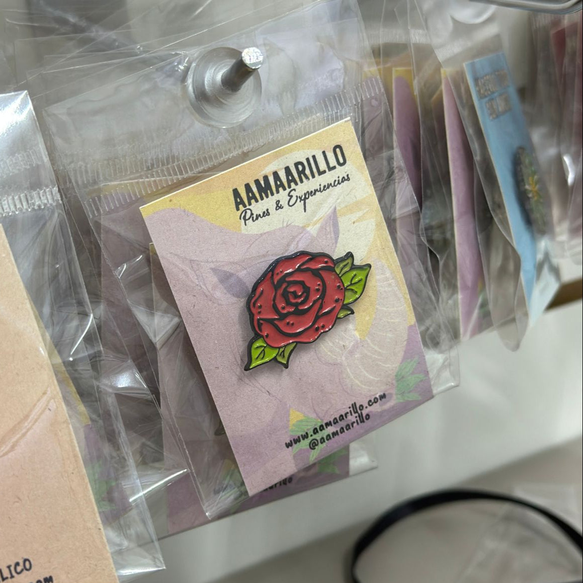 Pin rosa roja sencilla