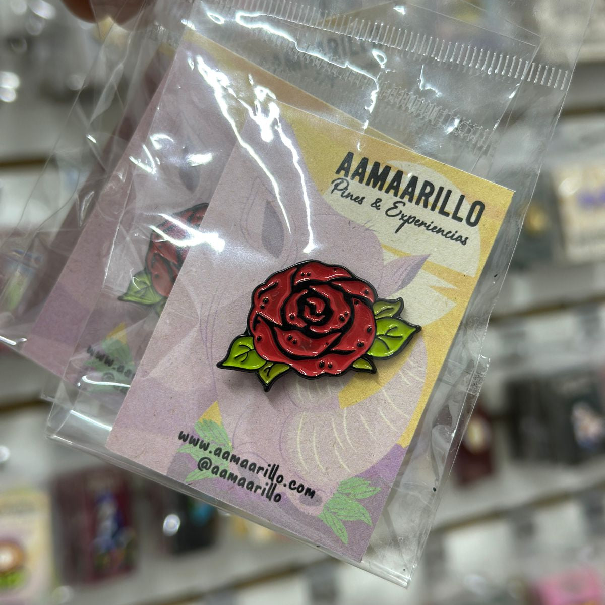 Pin rosa roja sencilla