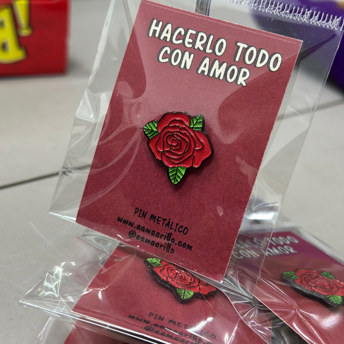 Pin rosa roja sencilla
