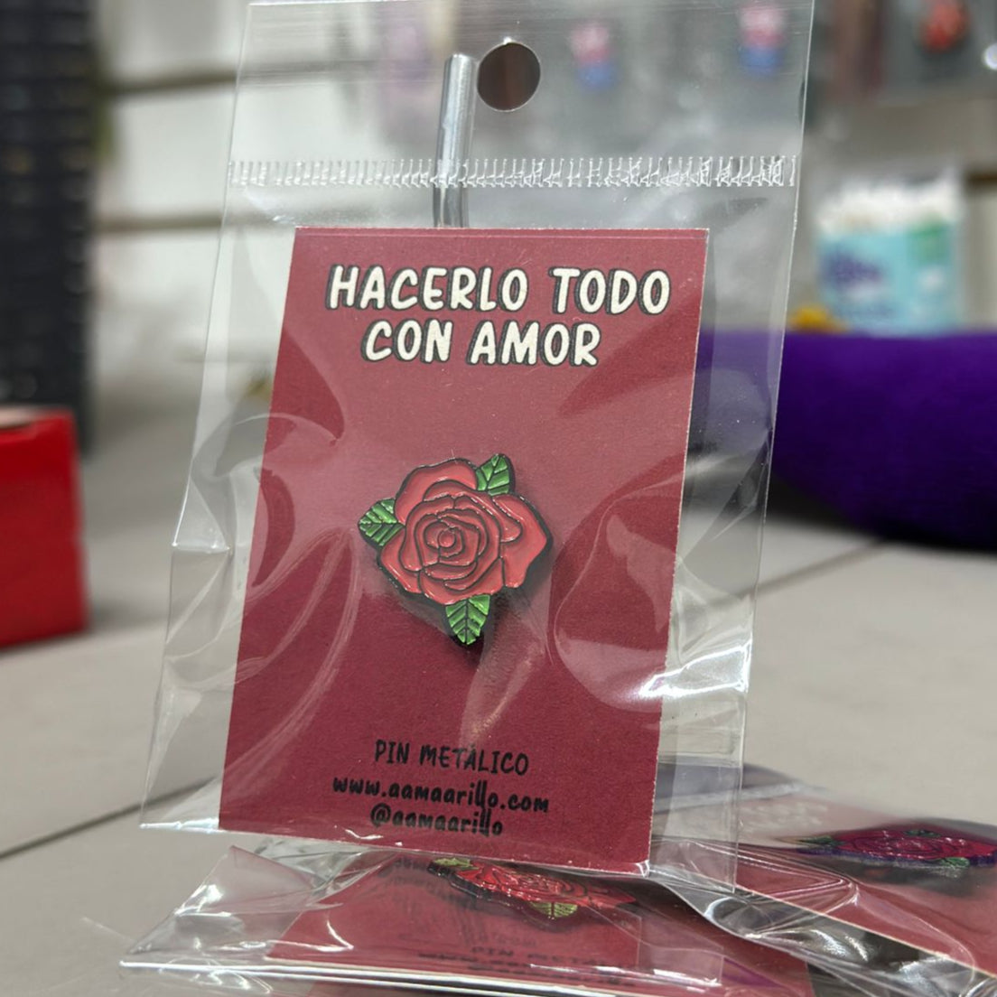 Pin rosa roja sencilla