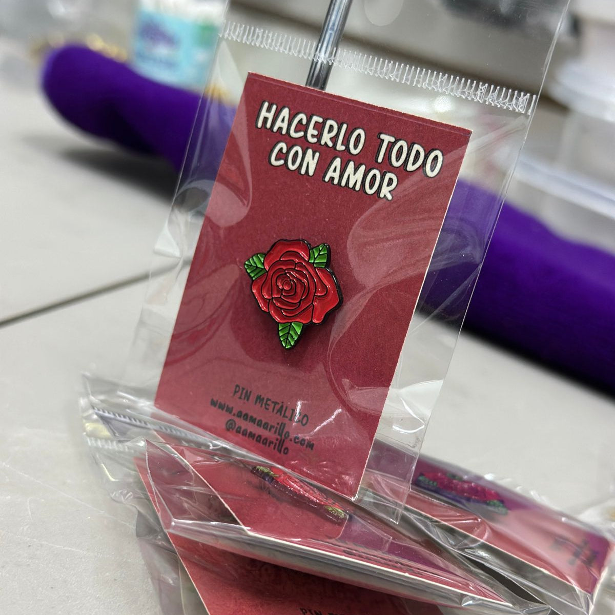 Pin rosa roja sencilla