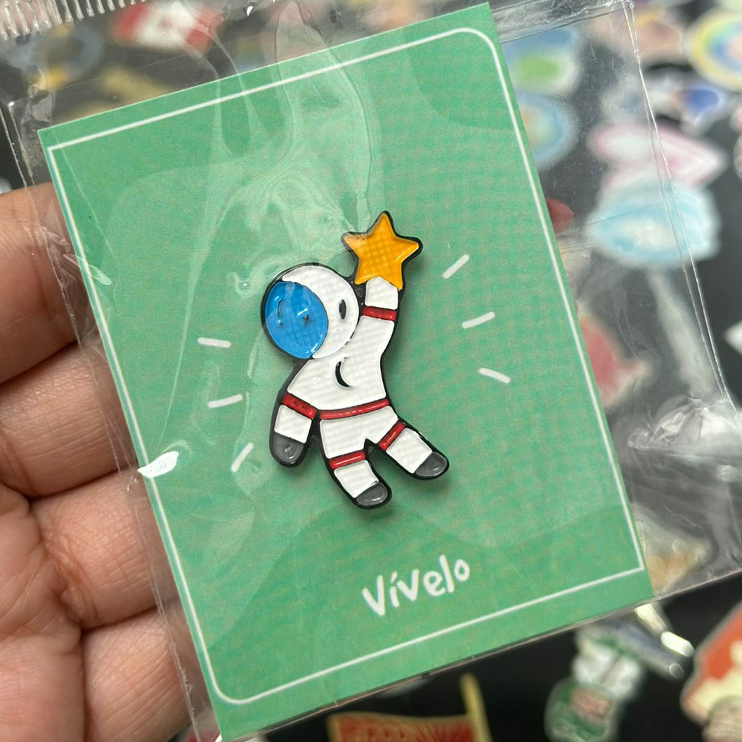 Pin astronauta con estrellas