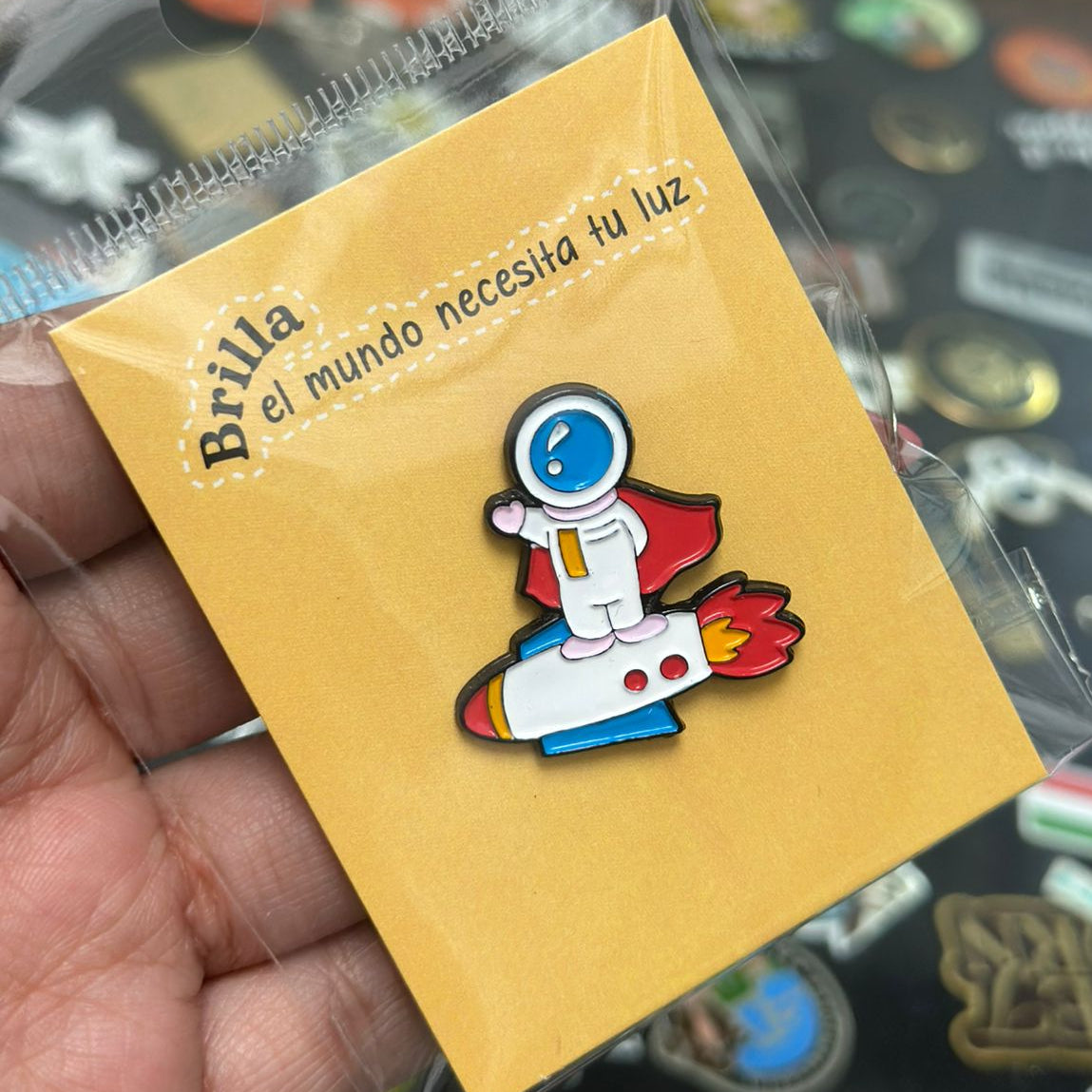 Pin astronauta encima de cohete
