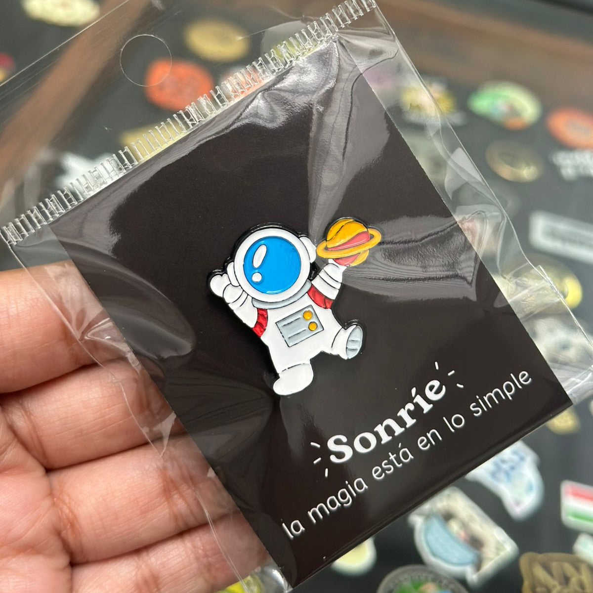 Pin astronauta con planeta