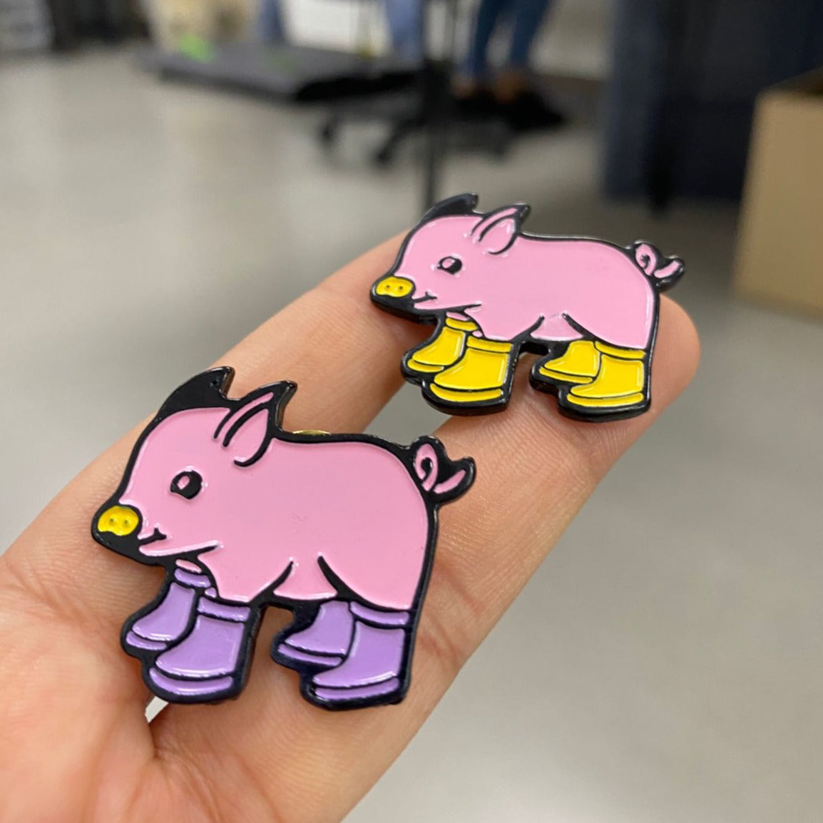 Pin cerdito botas amarillas