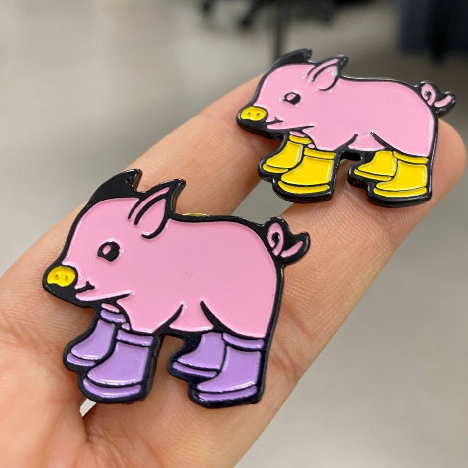 Pin cerdito botas moradas