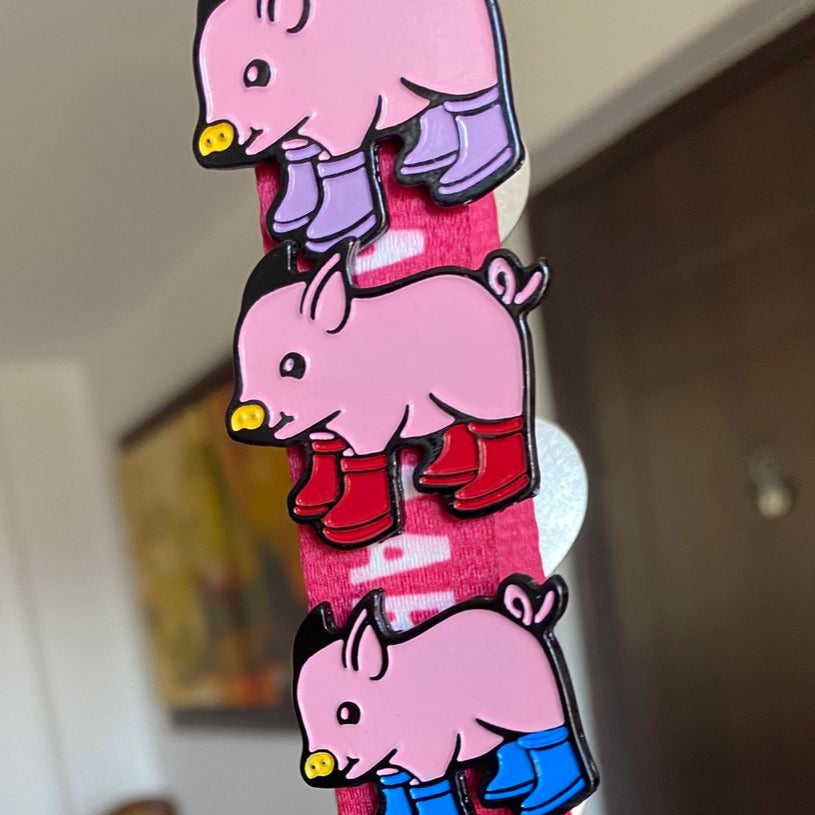 Pin cerdito botas rojas