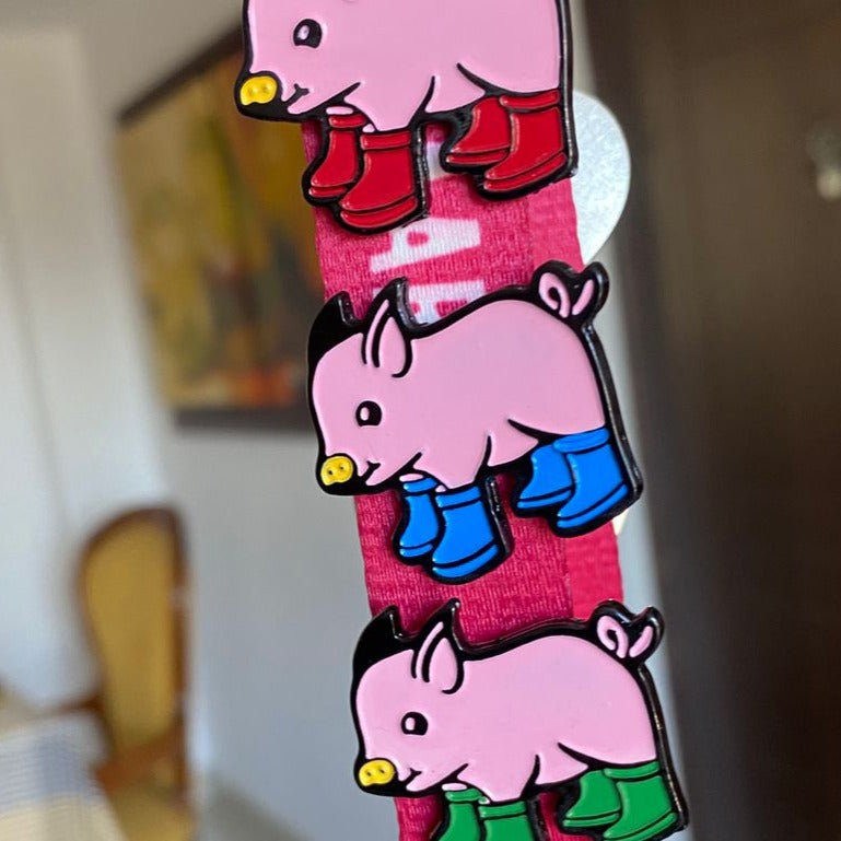 Pin cerdito botas azules