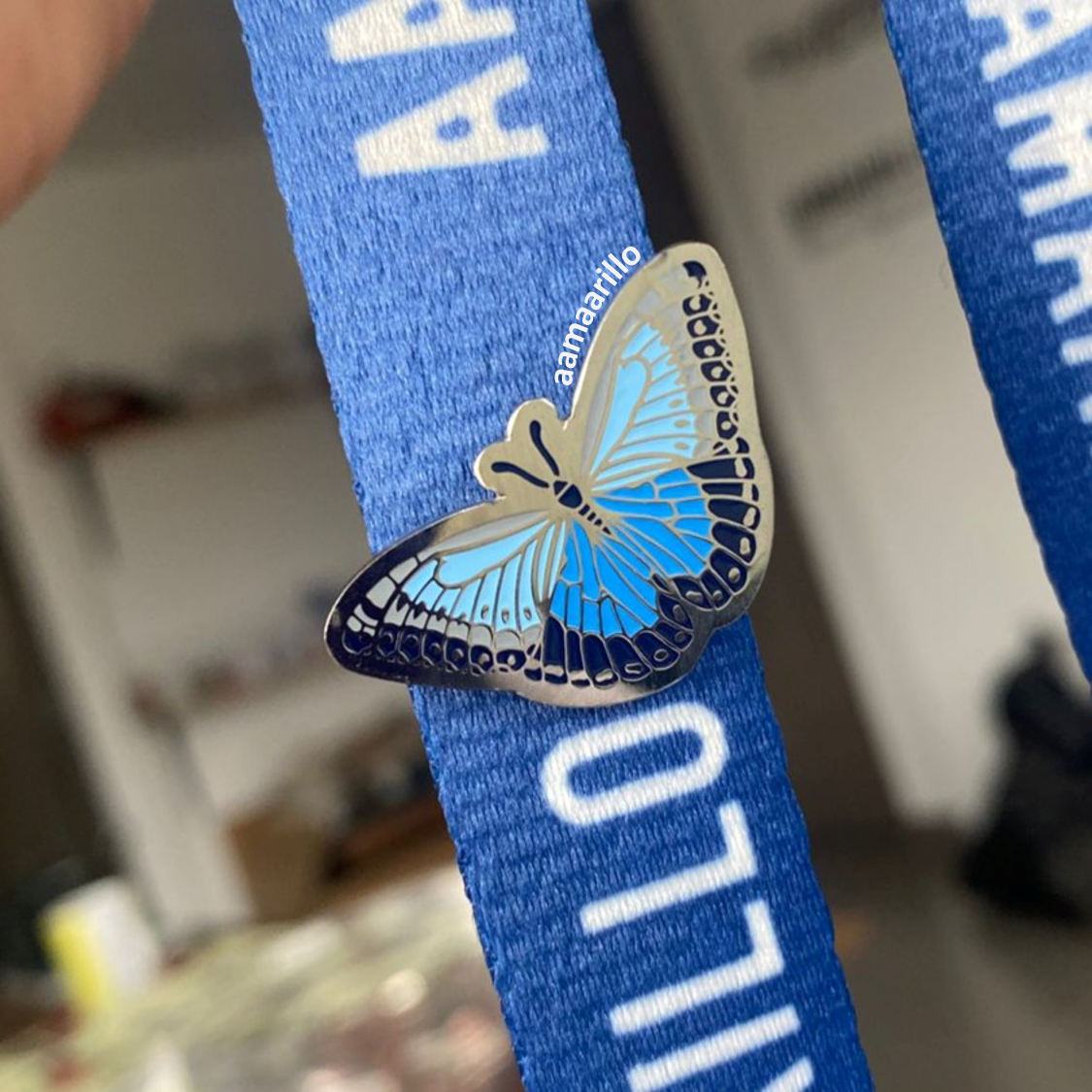 Pin mariposa azul