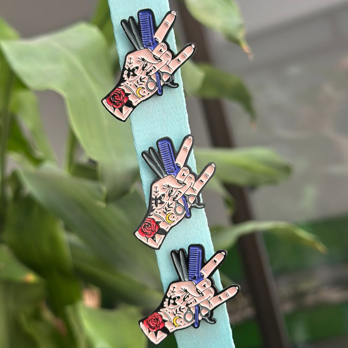 Pin mano peluquera tatuada