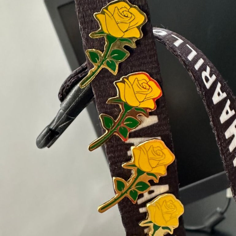 Pin rosa amarilla